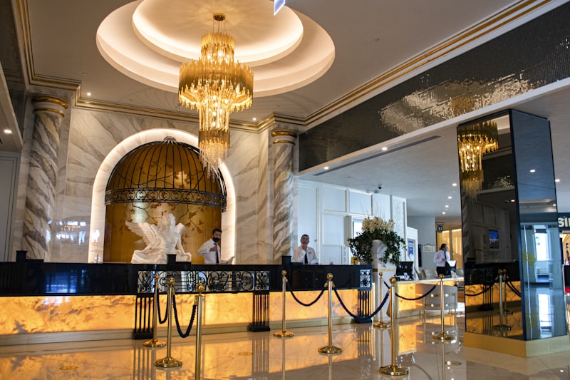 Hotel moderno con sistema de inteligencia artificial para gestion hotelera
