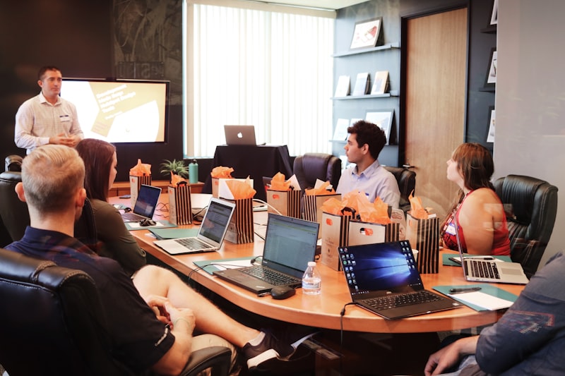 Equipo de recursos humanos utilizando IA para gesti&oacute;n de talento